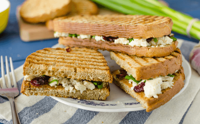 Sandwich roquefort, cranberries, noix| Flora