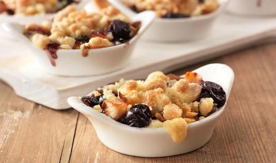 recipe image Crumble aux pommes et fruits rouges