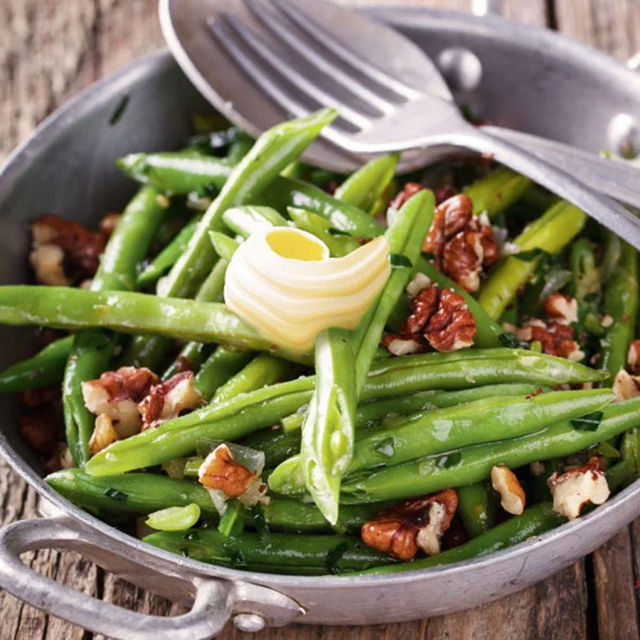 Poêlée de haricots verts, noix et persillade