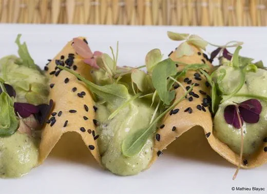 recipe image Tacos de socca, avocat et kiwi à la margarine et aux sésames torréfiés