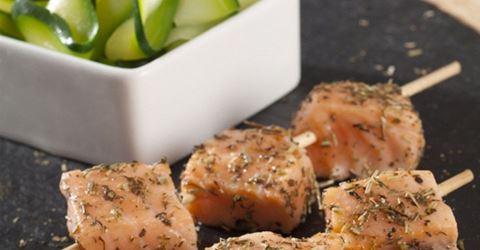 recipe image Brochette de saumon aux herbes et tagliatelles de courgettes